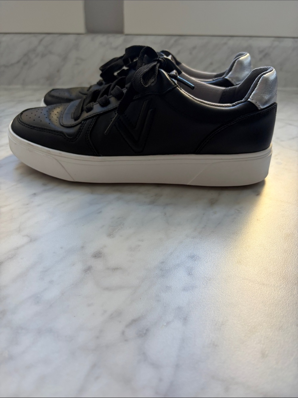 Vionic Kimmie Court Sneakerd in Black/Silver Leather size 8M - Picture 2 of 8